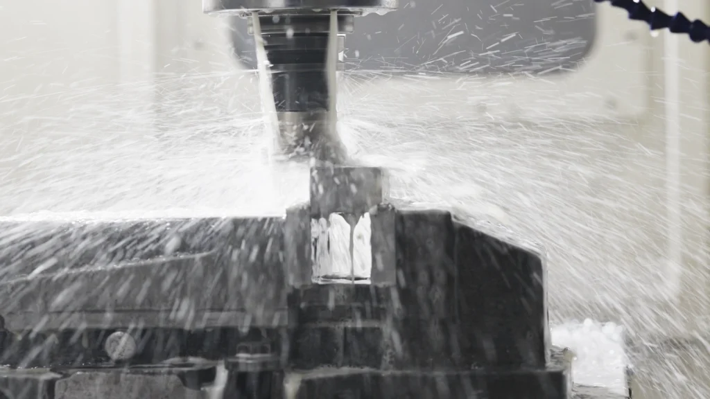 Usinagem industrial com jato intenso de fluido de corte.