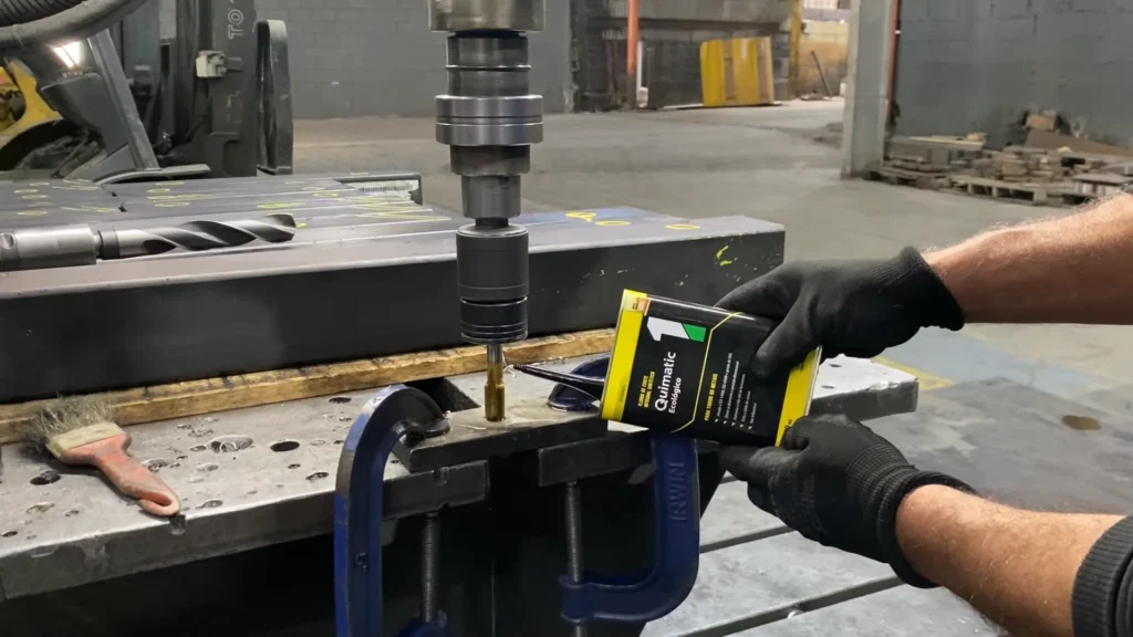 Quimatic 1 Ecológico aplicado em operação de roscamento industrial