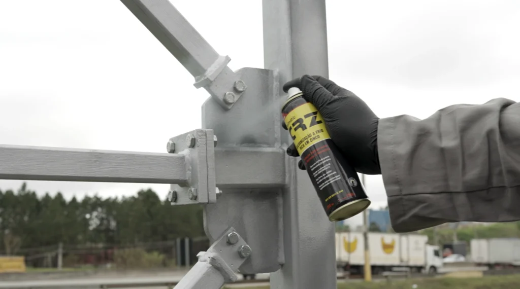 Aplicação do CRZ spray em estrutura metálica galvanizada.