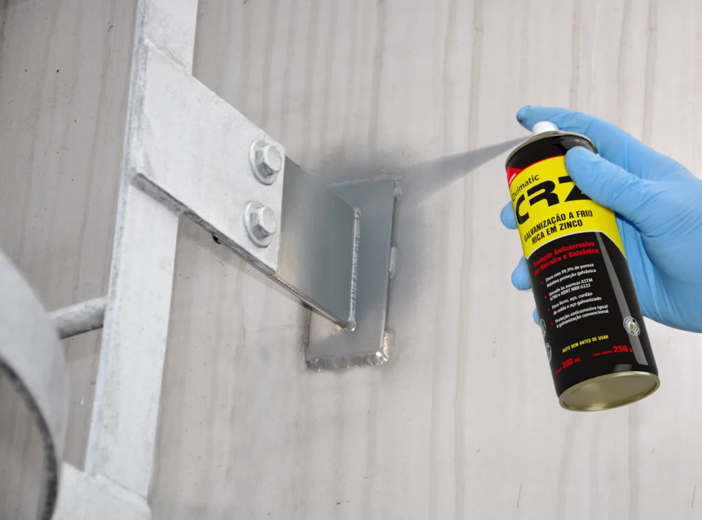 Aplicação do CRZ spray em ponto de solda de estrutura metálica.