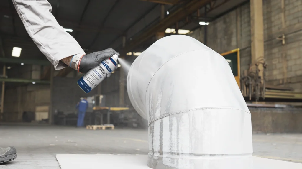 Aplicação do Galvalum spray em duto metálico industrial.