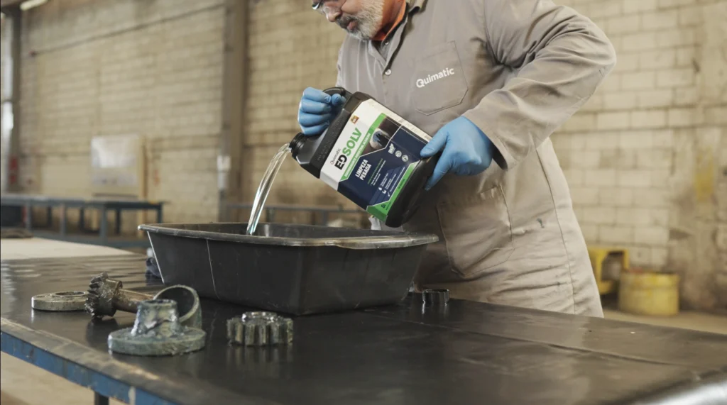 Diluição do desengraxante ED SOLV em recipiente de limpeza industrial.