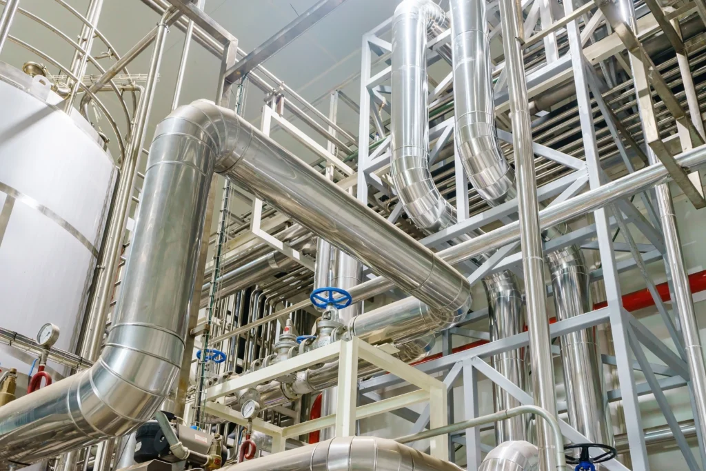 Tubulações em aço inox em indústria química.