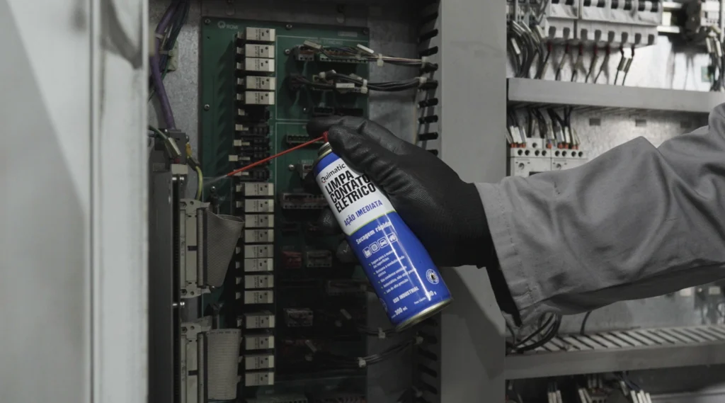 Limpeza de placa e componentes elétricos com limpa contato.
