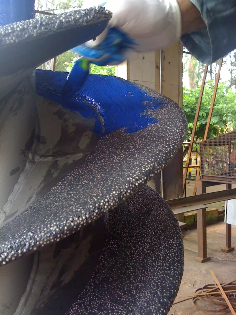 Aplicação de Plasteel Diamantado em rosca metálica industrial.