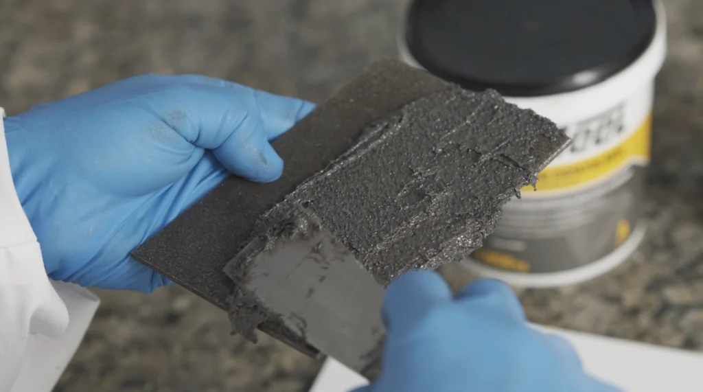 Aplicação de Plasteel Diamantado Espatulável em peça metálica