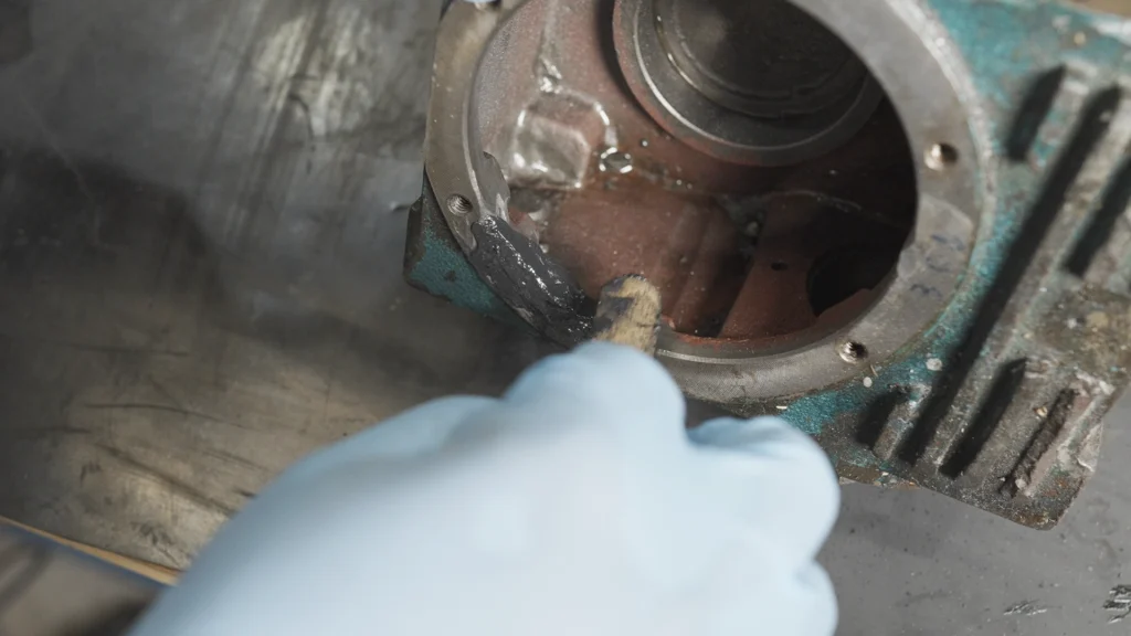 Aplicação de solda a frio em caixa metálica industrial.