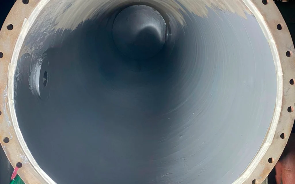 Revestimento interno de tubulação com Plasteel Alta Temperatura.