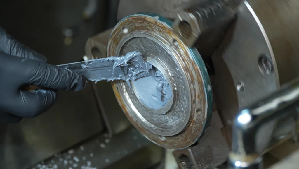 Aplicação de Plasteel Titanium em peça metálica rotativa.