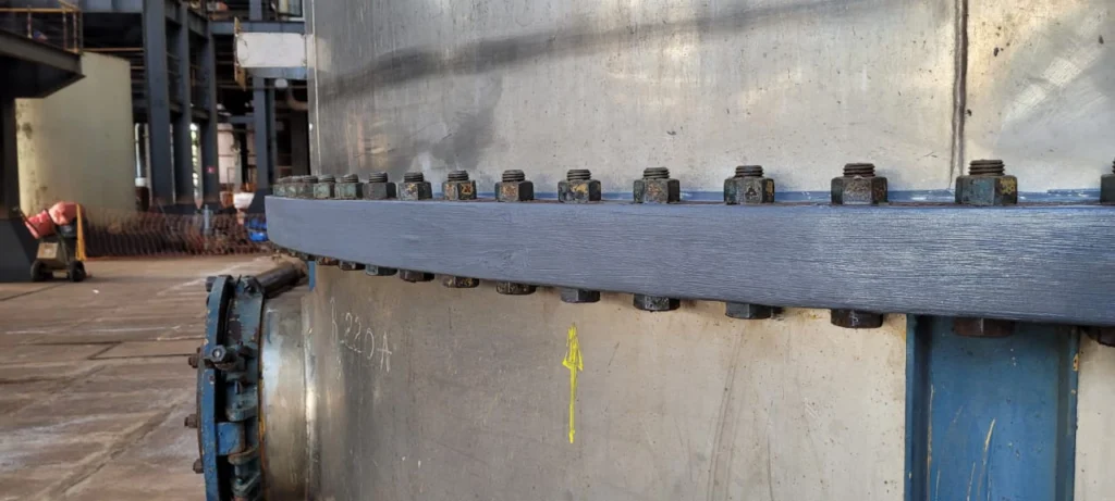 Coluna industrial recuperada com Plasteel Titanium.