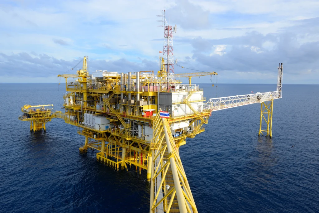 Plataforma offshore de petróleo em ambiente marítimo.