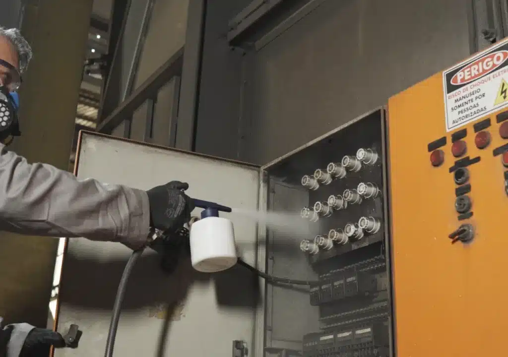 Limpeza de painel elétrico com Desengraxante Dielétrico Quimatic.
