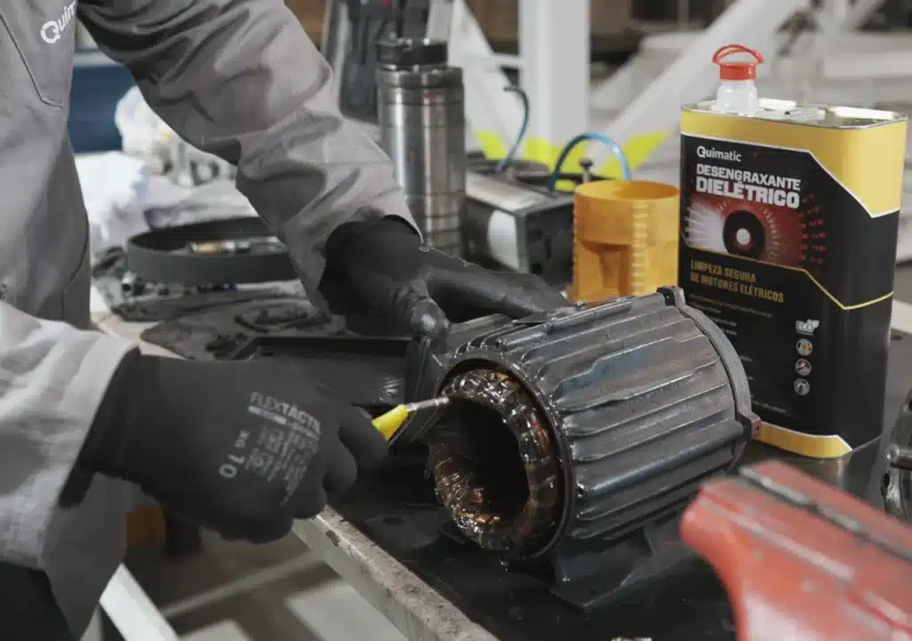 Limpeza de motor elétrico com Desengraxante Dielétrico Quimatic.