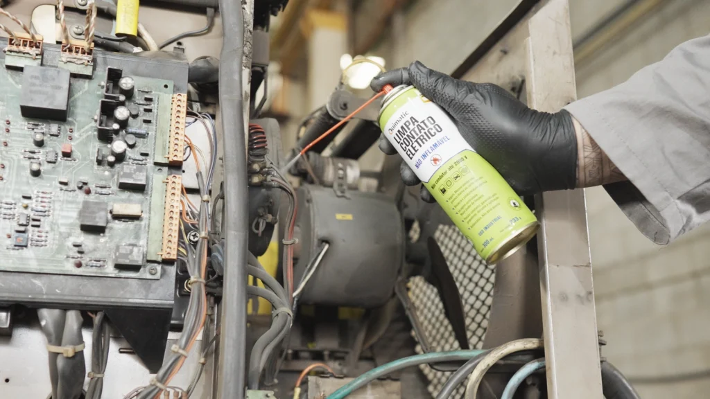 Limpeza de placa eletrônica com Limpa Contato Não Inflamável.
