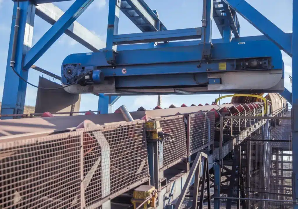 Correia transportadora em operação industrial externa.
