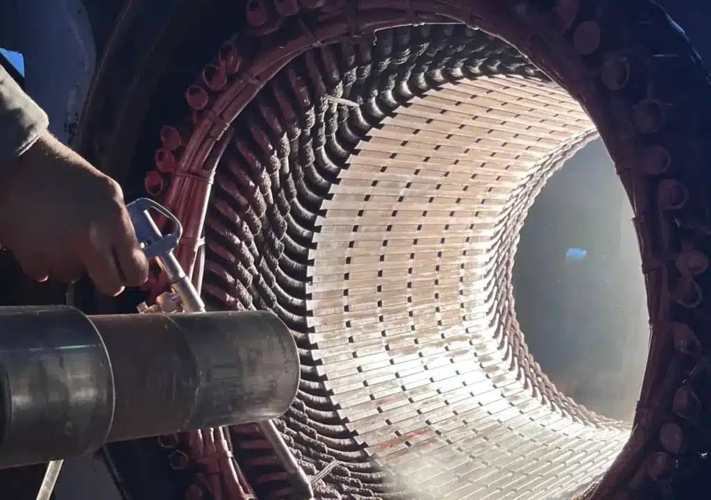 Limpeza técnica interna de motor elétrico em manutenção industrial.