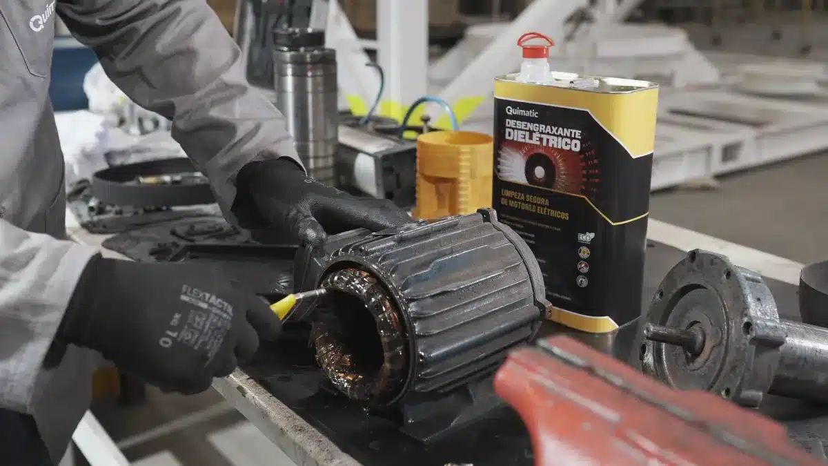 Aplicação de desengraxante industrial com pincel