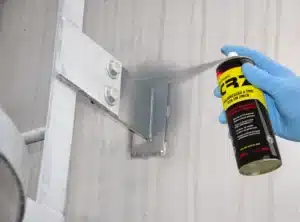Funcionário aplicando produto de galvanização