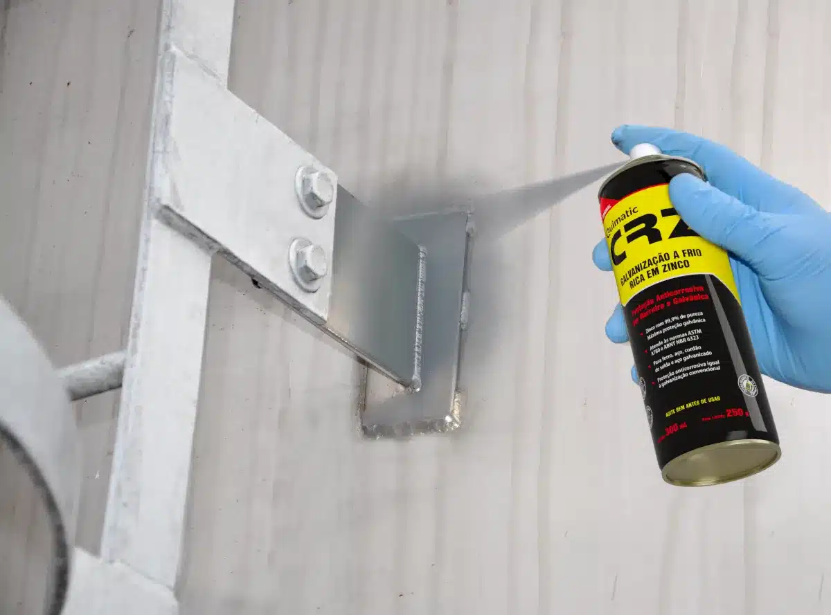 Funcionário aplicando produto de galvanização