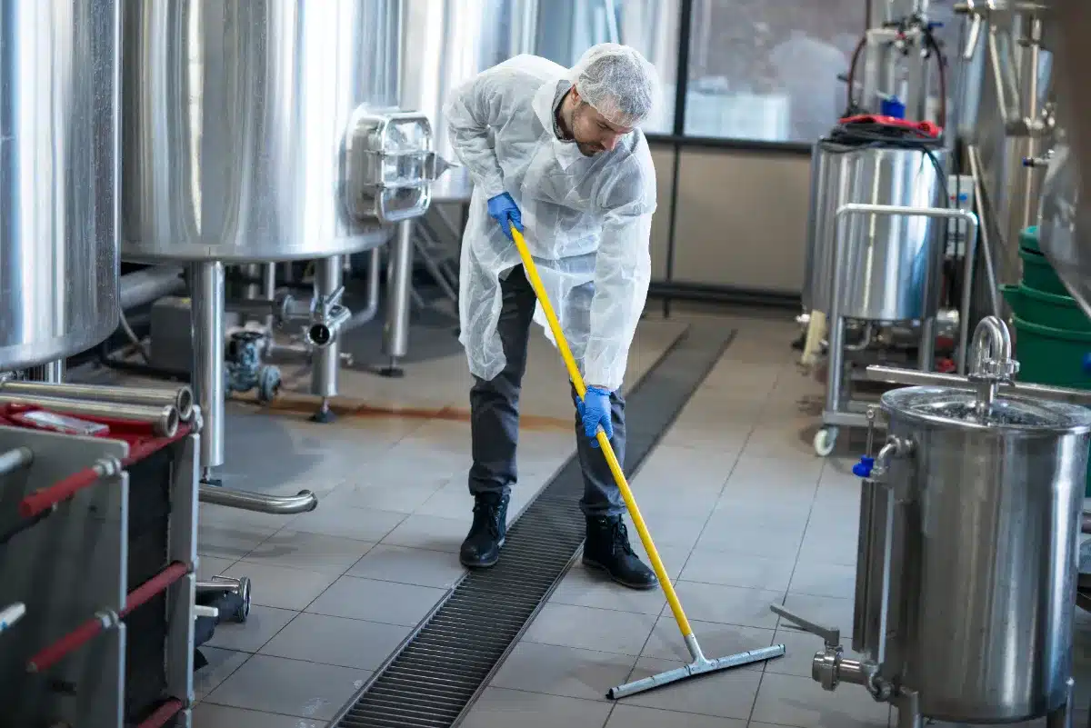 Funcionário fazendo limpeza técnica industrial