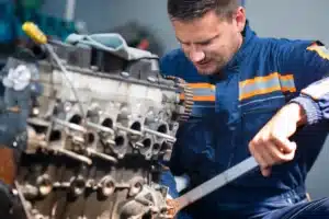 Funcionário realizando a manutenção de motores elétricos