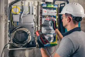 Funcionário fazendo manutenção elétrica na empresa