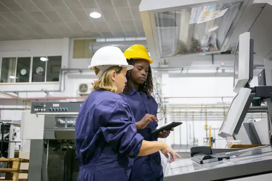 Funcionárias fazendo manutenção preventiva industrial