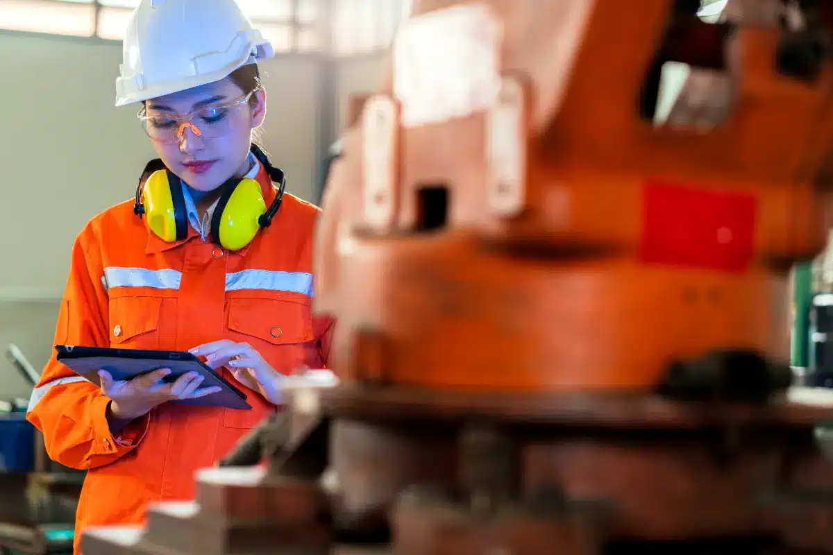 Funcionária fazendo manutenção preventiva industrial