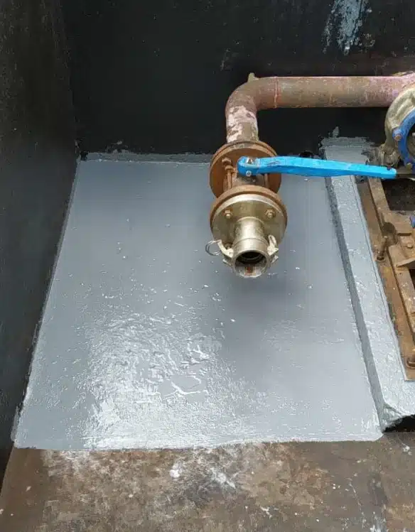 Aplicação de Plasteel Alta Temperatura no piso de bacia de contenção, junto a uma bomba, em área com ácido sulfúrico.